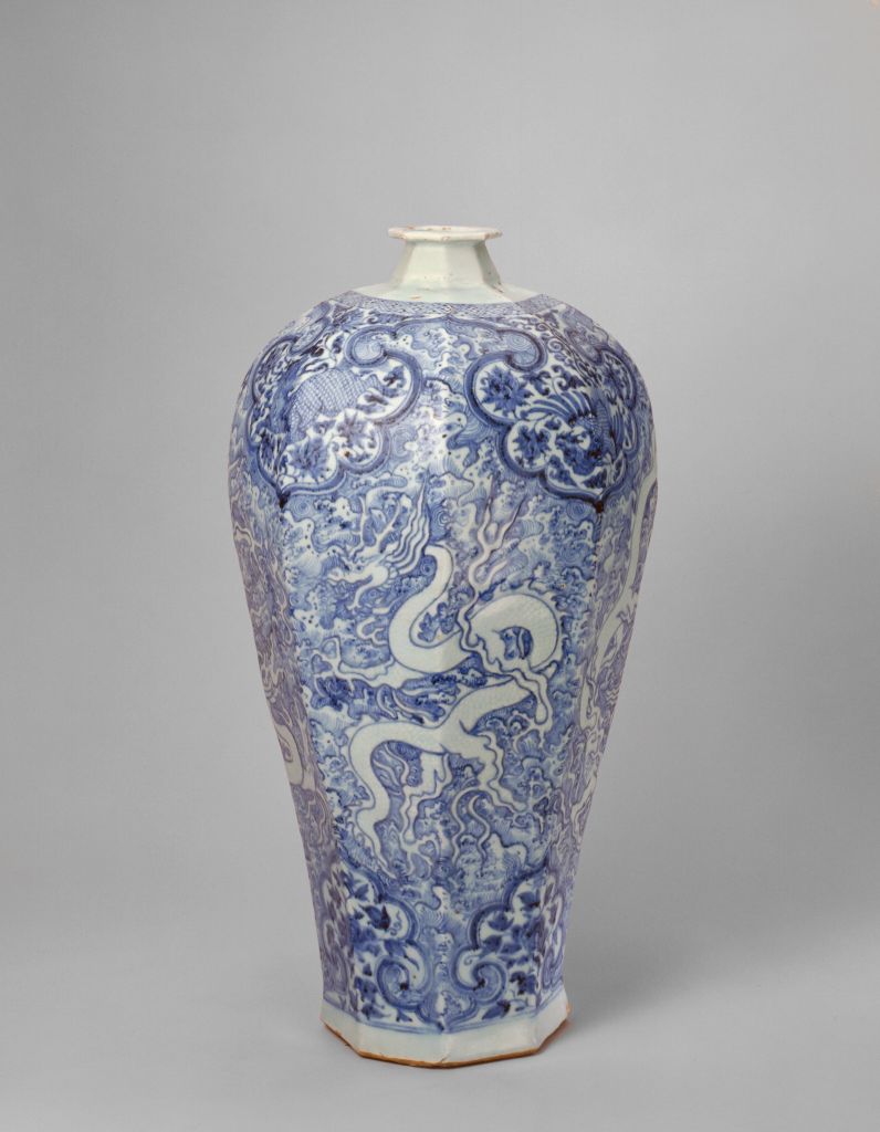 图片[1]-Jingdezhen Kiln Blue-and-white Sea Water White Dragon Octagonal Plum Vase-China Archive